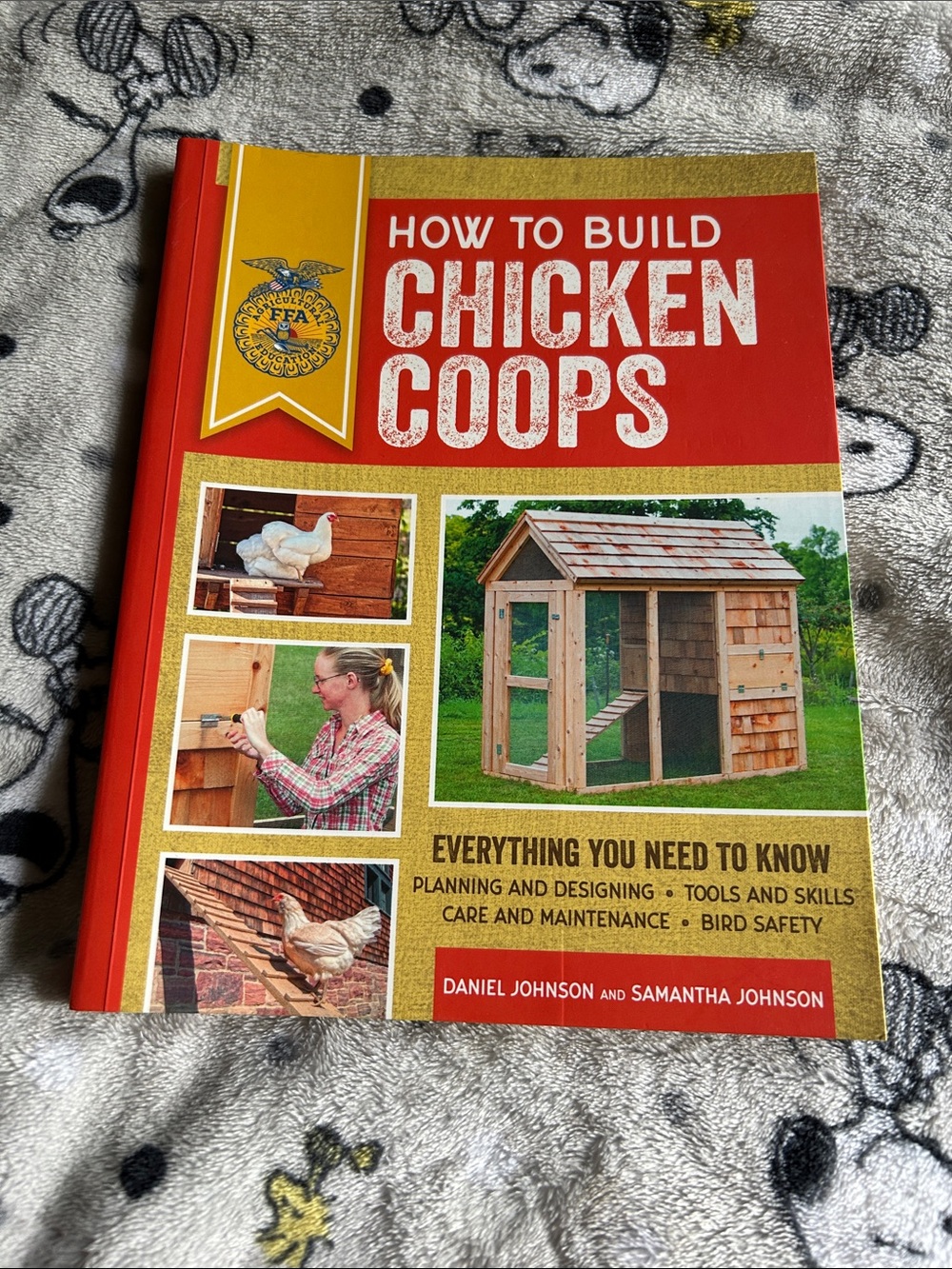 How to Build Chicken Coops Paperback - Red & Gold Cover